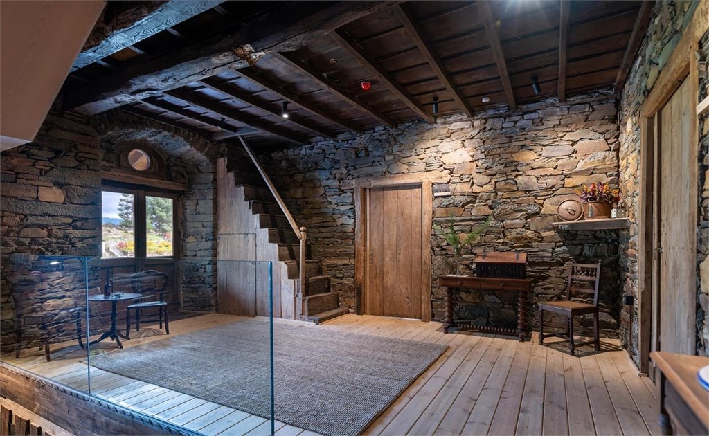 Discover the different accommodation options at our guesthouse in Ourense