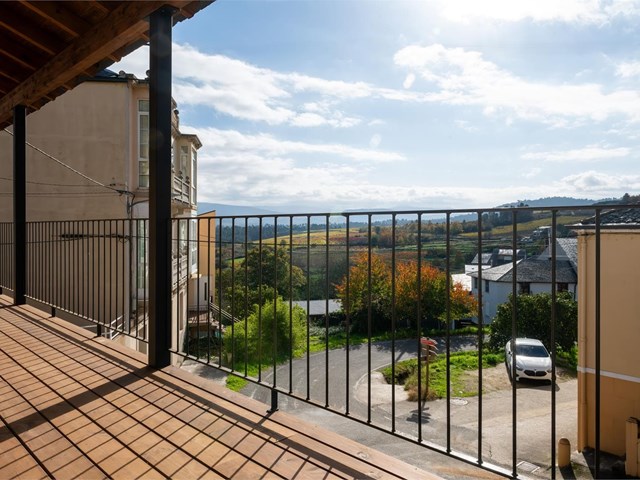 Why is the grape harvest in Valdeorras an experience that travelers never forget?